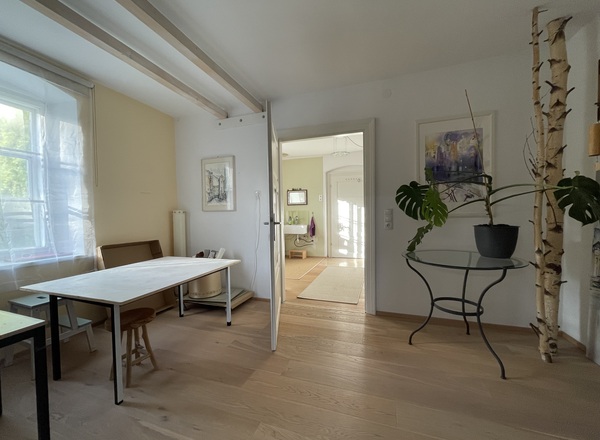 Ich vermiete mein Atelier halbtageweise oder ganztageweise. Der Raum eignet sich ideal als kreativer Arbeitsbereich oder als ruhiger Arbeitsplatz zur Mitbenutzung.  Die Atmosphäre ist angenehm und ruhig – perfekt zum konzentrierten Arbeiten oder für kreative Projekte. Wasseranschluss und Heizung sind vorhanden, außerdem steht eine Herdplatte zur Verfügung.