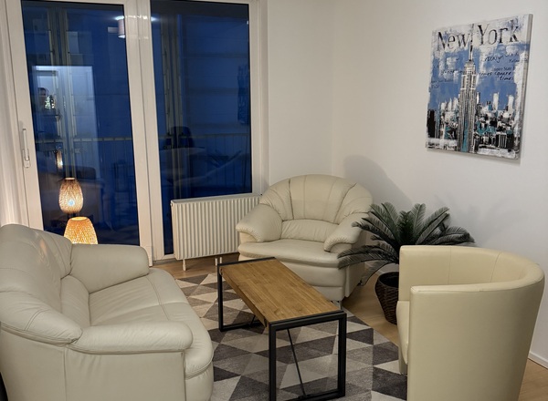 Praxisraum (14m2) mit eigener Loggia zur alleinigen Nutzung für PsychotherapeutInnen, BeraterInnen & Coaches anzubieten – barrierefrei, hell & mit direkter öffentlicher Anbindung (50m neben der U1 Station Alte Donau) im 22. Bezirk