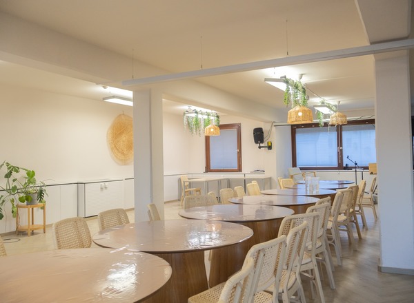 Vielseitiger Seminar- & Veranstaltungsraum am Reumannplatz zu mieten Seminarraum · Meetingraum · Workshopspace · Kursraum