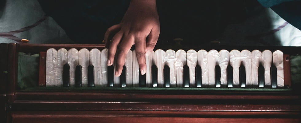 Gemeinsames Mantrasingen mit Harmoniumbegleitung