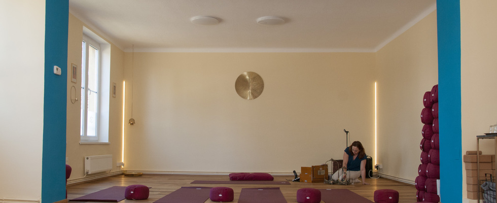 Kristall Klangschalen , Atem und geführte Meditation Abend