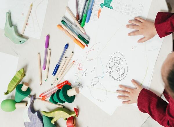 DIE KREATIVE ENTWICKLUNG: KUNSTTHERAPEUTISCHES ARBEITEN MIT KINDERN UND JUGENDLICHEN