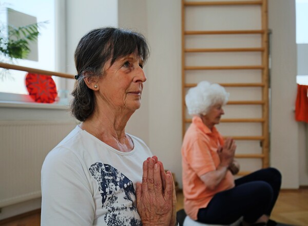 SENIORENYOGA STUNDE (Mittwoch, 10:30 - 11:30 Uhr)
