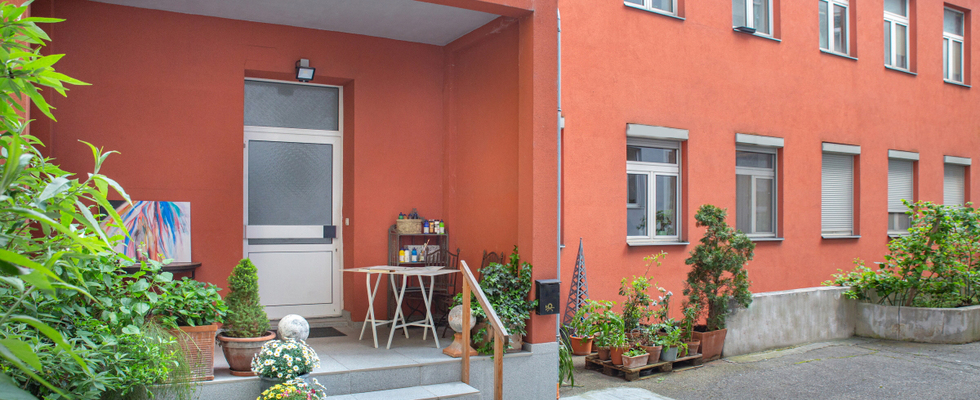 Fotostudio mieten inklusive Blitzequipment – schon ab einer Stunde möglich! Atelier geeignet auch für Kreativtrainer*innen, Kunst-Therapie, Kurzprojekte, Seminare, Meetings, Besprechungen, Theaterproben......