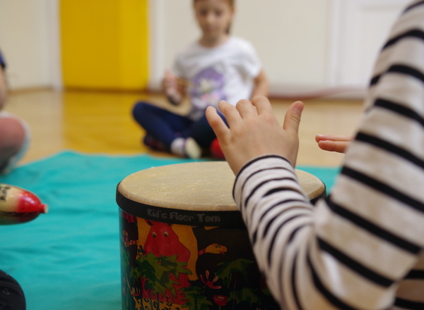 Lass Musik & Bewegung, Tanzen & Musizieren verschmelzen - Kurse für Groß & Klein