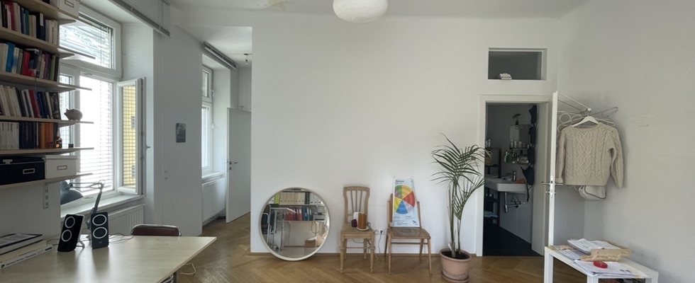 Lichtdurchfluteter Büroraum