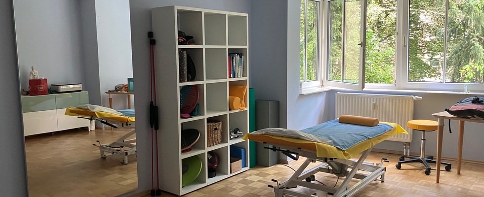 Physiotherapie Raum – mit 3 großen Fenstern und Grünblick zu vermieten, Gartenmitbenützung