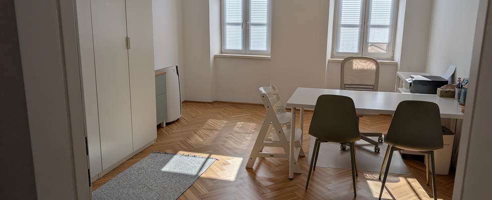 Heller Praxisraum in logopädischer Praxis zur Untervermietung 