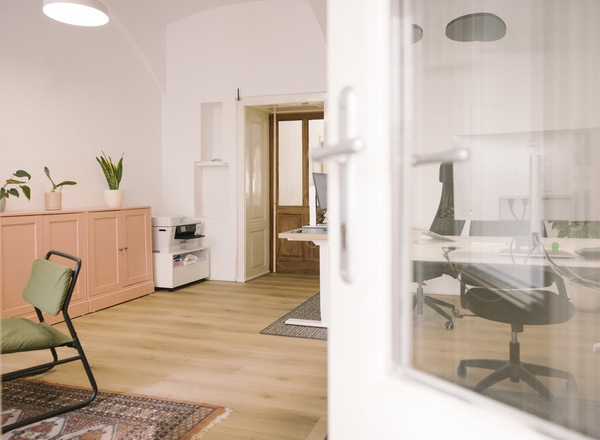 Schnuckeliger Büroplatz frei! (befristet) 