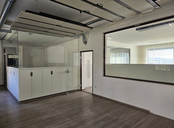 Büro/Lager/Werkstatt/Parkfläche