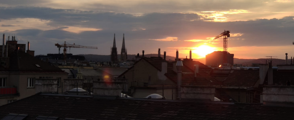 Heller Raum/Arbeitsplatz mit Balkon im 1. Bezirk