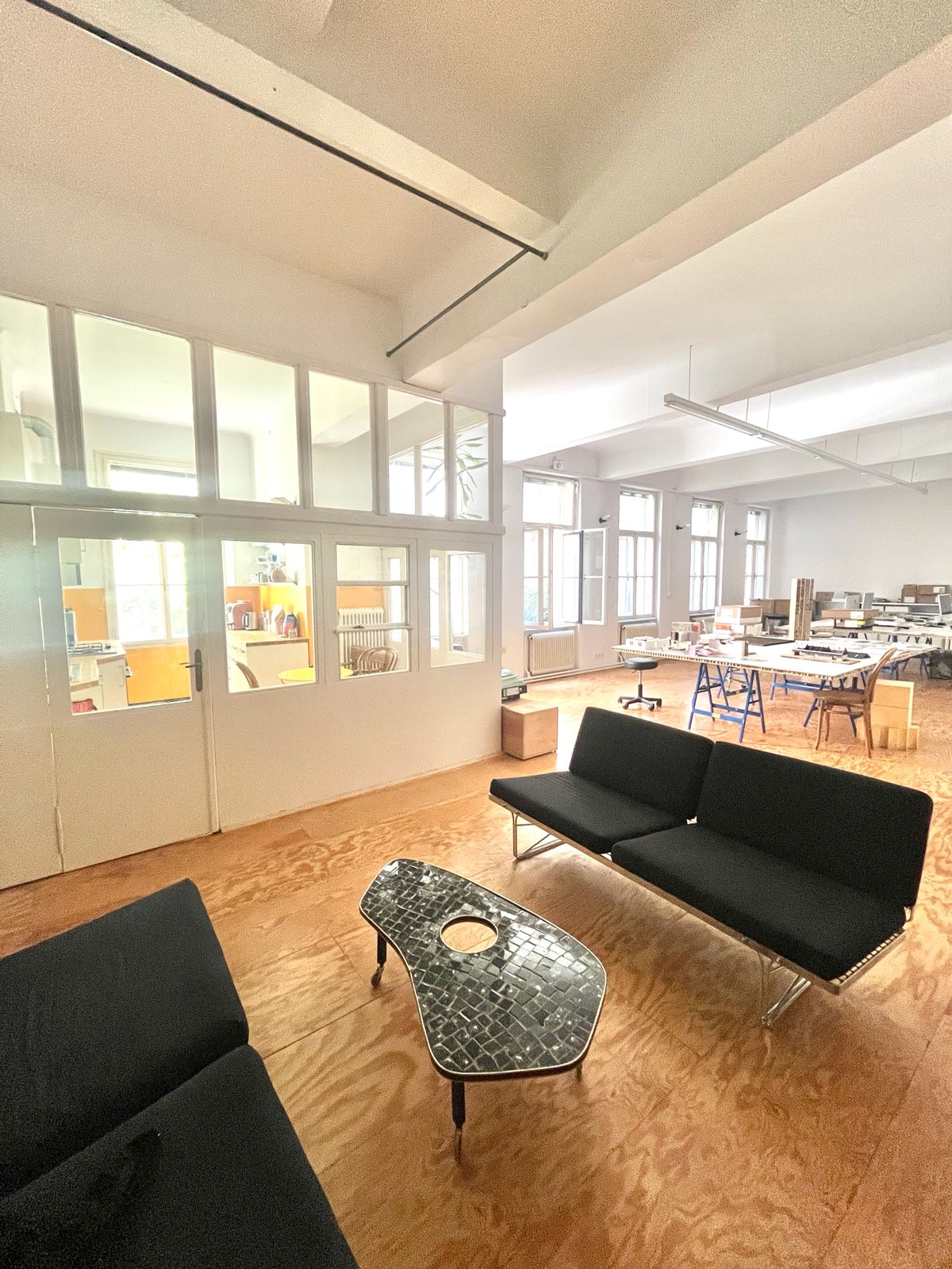 2 Abeitsplätze im großen ruhigen grünen Innenhof-Atelier zu vergeben