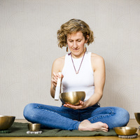 Klangschalenmassagen und Anwendungen nach Peter Hess, für Frauen.