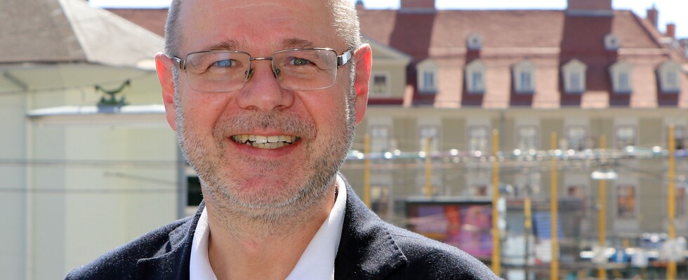 Wolfgang Moser liest aus "Was auf der Zunge liegt"