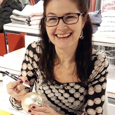 Grafikerin mit Fokus auf Schriftkunst und Illustration