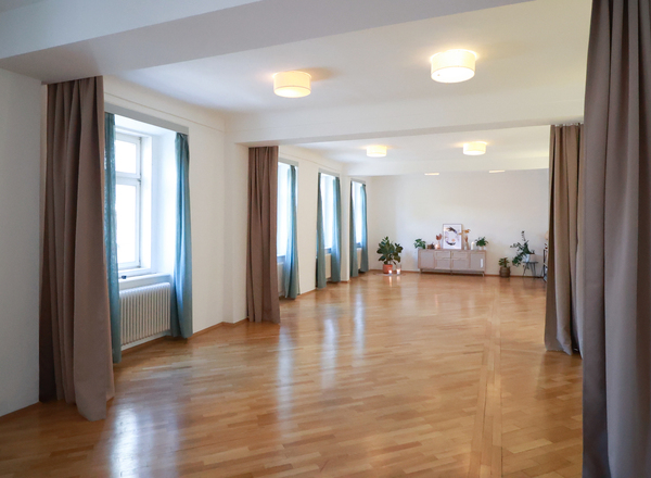 Heller Studioraum für Yoga, Workshops und Gruppenangebote