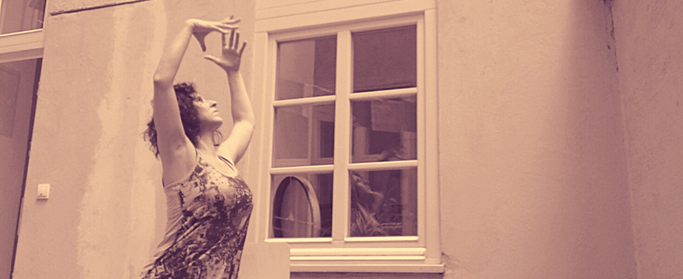 Yoga am Sessel bei Thalia Wien Mitte