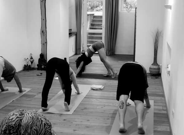 Yoga Stunde für Alle - Flow & Be