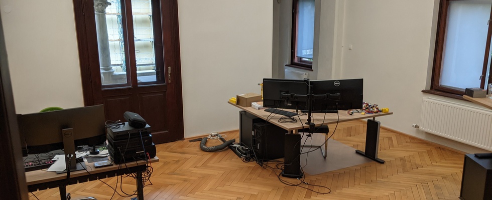 Großer Büroraum (mit eigenem Balkon) zur Untervermietung im Saggen 