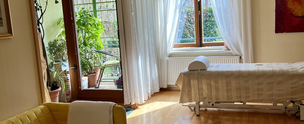 Vermiete meine ruhigen, voll eingerichteten Praxisräume tageweise.