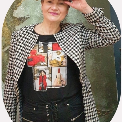 Ich suche Geschäft und  Pop Up  um meine  Tshirts,  Hoodies, Shoppers, die  mit hochwertigen Stoffmotiven  bearbeitet zu verkaufen.  