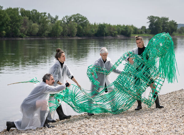FLUIDE III: WASSER – Hals um große Steine