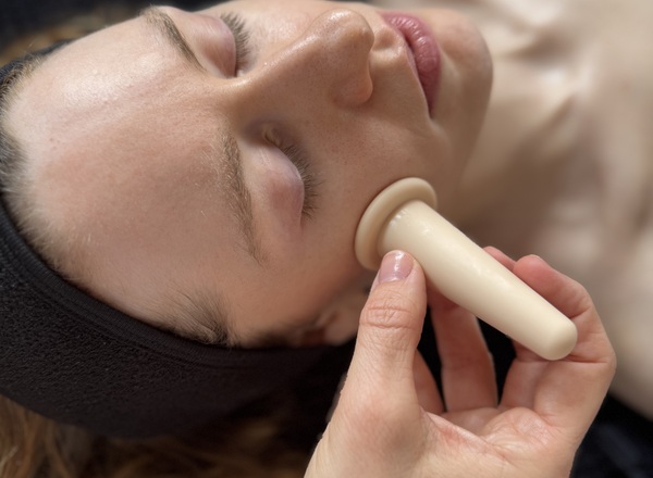 The Slow Facelift - Methode der intraoralen Gesichtsmassage mit veganer Kosmetik