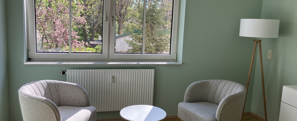 Ruhigen Praxisraum mit 2 großen Fenstern und Grünblick zu vermieten