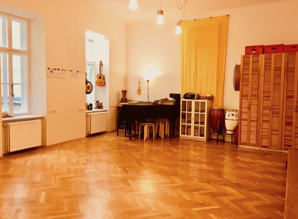 2 wunderschöne  Räume, vormittags und am Wochenende zur Mitbenutzung