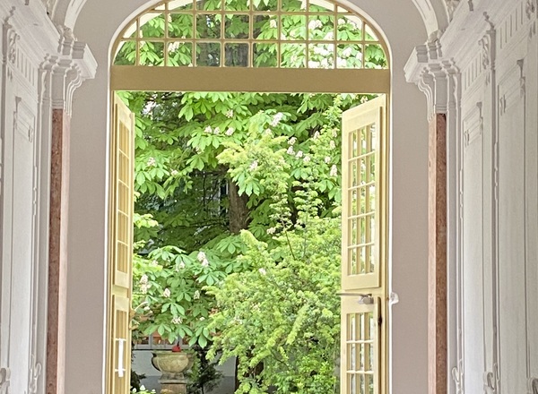 Biete zur Mitbenutzung ruhigen, hofseitig gelegenen Praxisraum