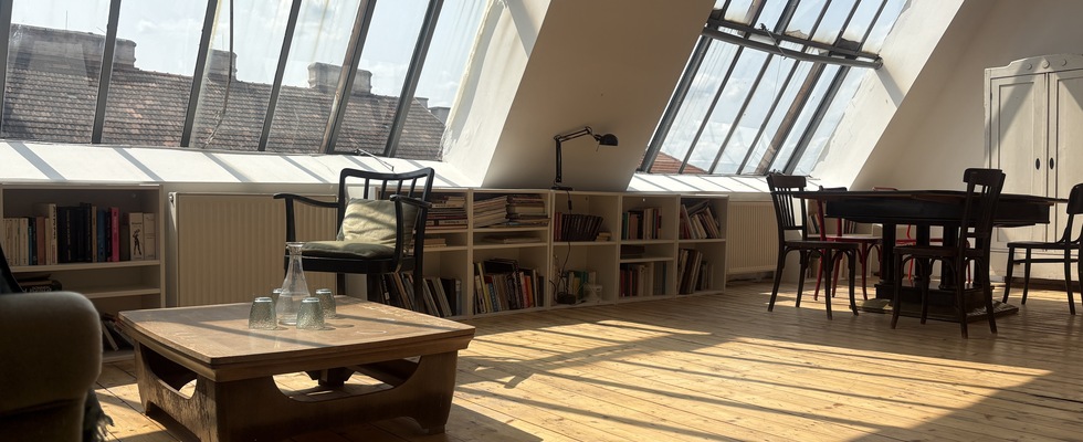 Heller, inspirierender Raum im Dachgeschoss