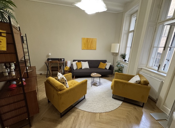 Vermiete zur Mitbenutzung einen schönen ruhigen Praxisraum