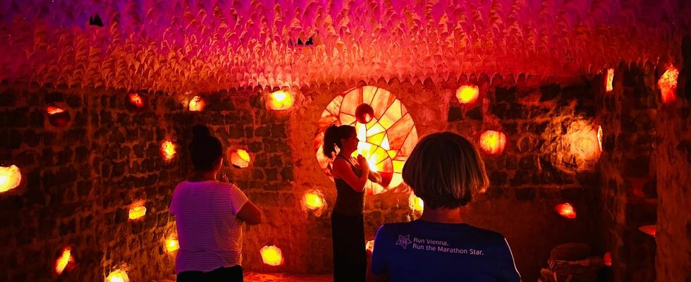 Yoga in märchenhafter Atmosphäre der Salzgrotte
