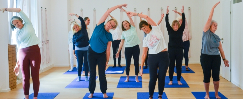 SENIORENYOGA STUNDE (Dienstag, 12:00 - 13:00 Uhr)