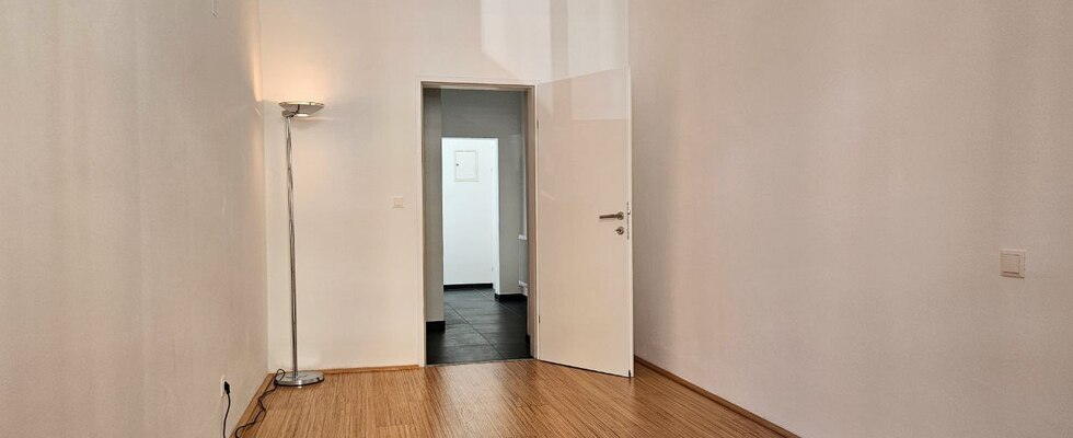Vermiete zwei Behandlungsräume (10 &13m²) in frisch renovierter psychotherapeutischer Praxis zur Alleinnutzung