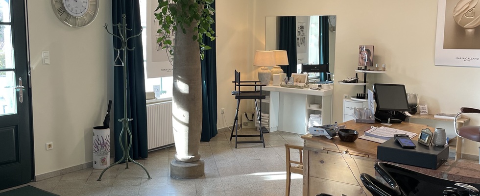 Vermiete Raum an eine Fußpflegerin und eine Nageldesignerin