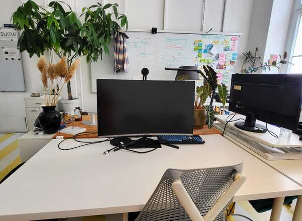 Bürotisch in kreativem Coworking zu vermieten