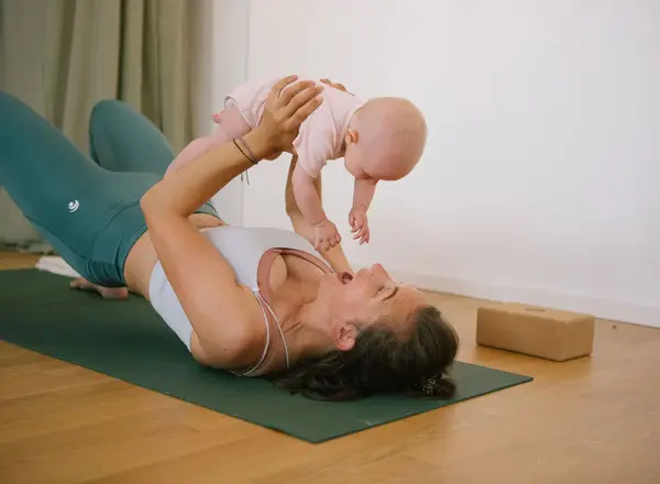 👶 Dynamisches Mama-Baby Yoga & Rückbildung (DEU)
