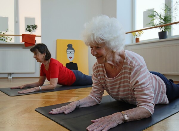 SENIORENYOGA STUNDE (Dienstag, 12:00 - 13:00 Uhr)