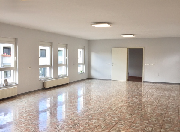 Vermiete helles Geschäftslokal in Aspern