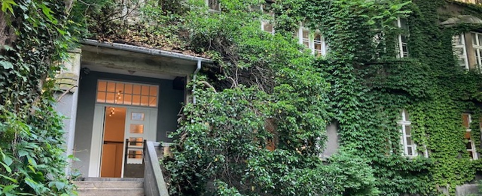 Vermiete zur Mitbenutzung großzügigen Raum im grünen Innenhof
