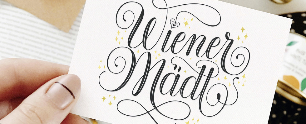 Grafikerin mit Fokus auf Schriftkunst und Illustration