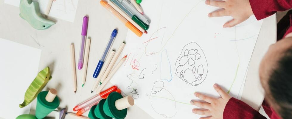 DIE KREATIVE ENTWICKLUNG: KUNSTTHERAPEUTISCHES ARBEITEN MIT KINDERN UND JUGENDLICHEN