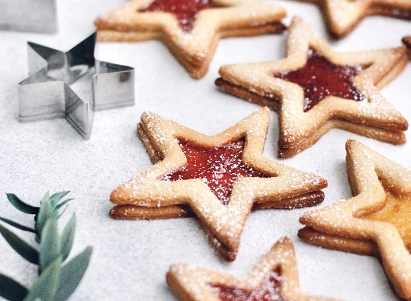 Frieda bäckt Weihnachtskekse