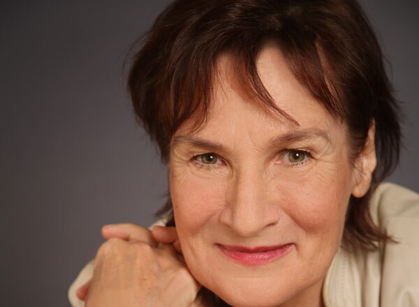 Lesung und Gespräch zum Weltfrauentag: Rena Reisch liest aus "Die Mädchenklasse"