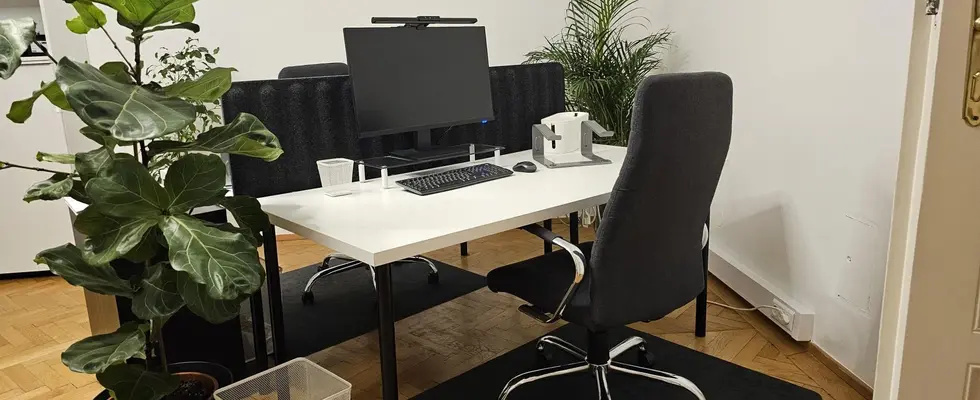 Modern ausgestatteter Schreibtisch / bzw. Büro
