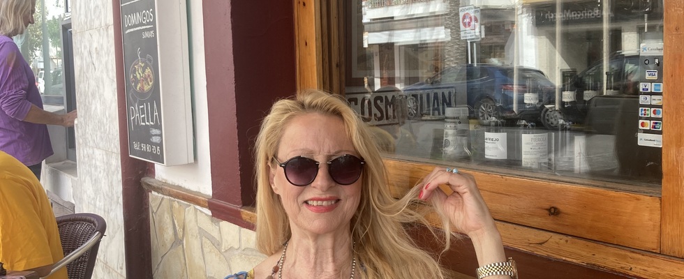 Liebevolle Hundesitterin & Lektorin für Deutsch & Französisch & Künstler:innen Agebtin