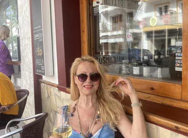 Liebevolle Hundesitterin & Lektorin für Deutsch & Französisch & Künstler:innen Agebtin 