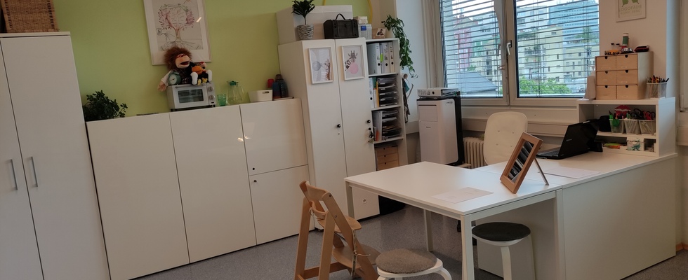 Biete 24 m2 Raum - MONTAGS / GANZTAGS
