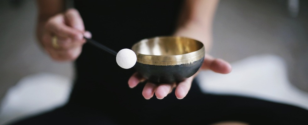 KLANGREISE MIT GONG, KLANGSCHALEN UND WEITEREN INSTRUMENTEN im flourish Yogazentrum
